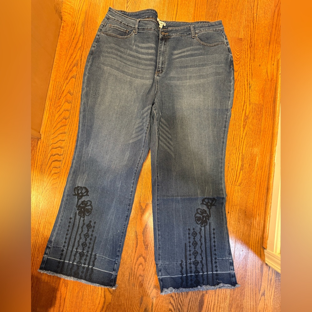 NWOT INDIGO THREAD blue jeans, floral embroidered raw edge size 24W